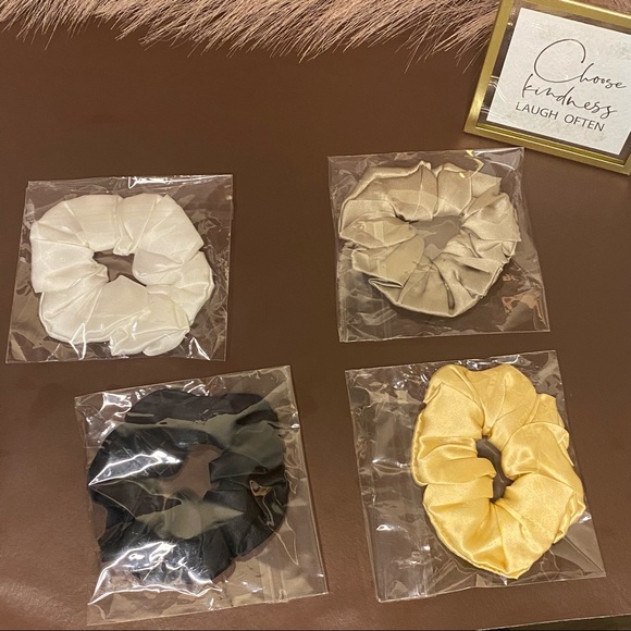 ✨SOLD✨ 🎉3 for $15🎉 4pcs Satin Hair Ties - Picture 2 of 3